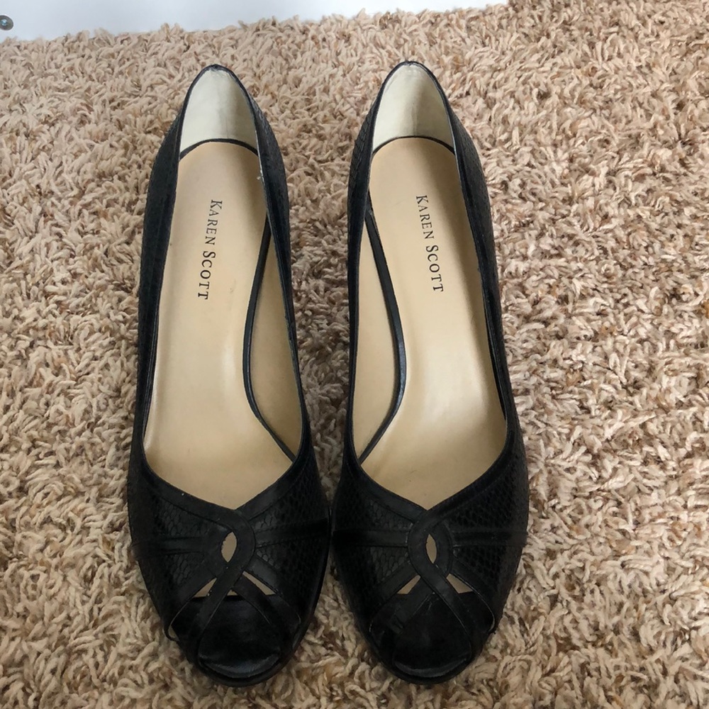 Snakeskin open toe pump! 8.5M